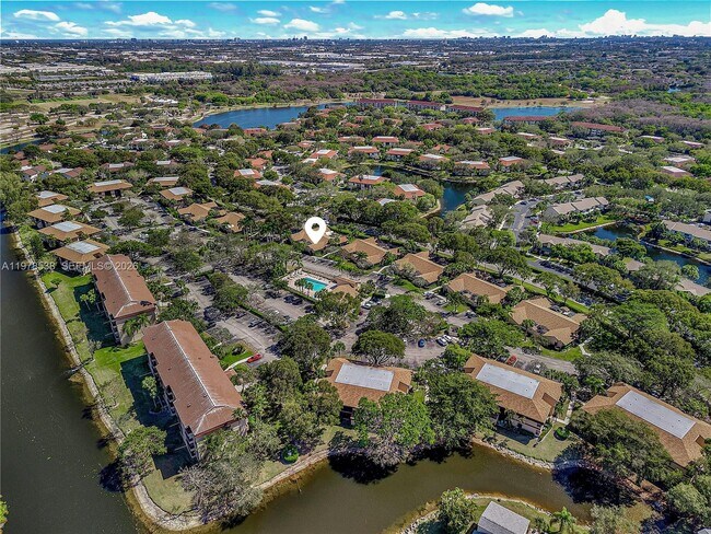 Building Photo - 2616 Carambola Cir N