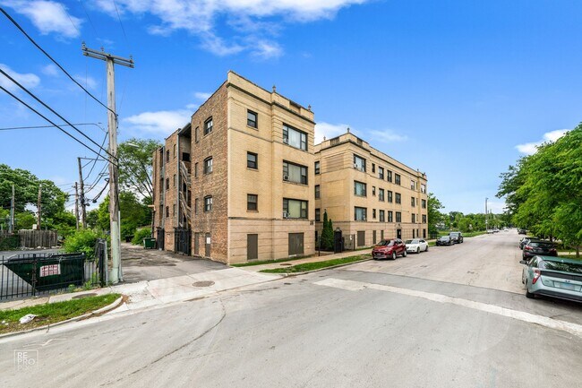 Building Photo - 7003 S Harper Chicago, IL 60637