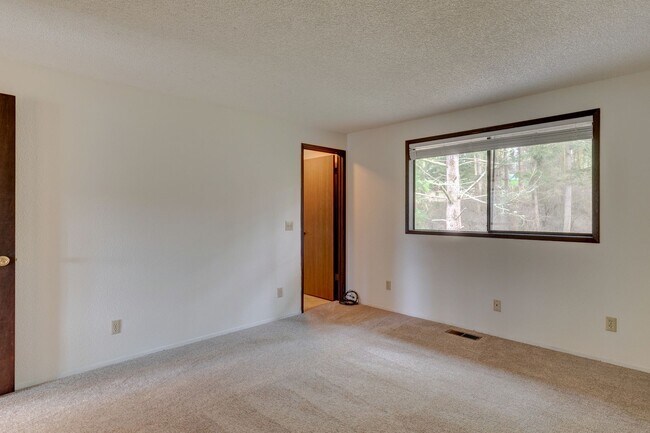 Building Photo - Large Private Rural Home Just West of Downtown Oak Harbor on 5 acres