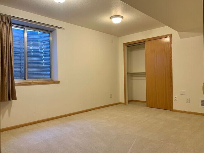 Building Photo - Gorgeous 5 Bedroom 3.5 Bath House with 3 c...