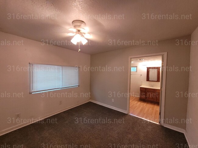 Building Photo - $950 - 2 bedroom/ 2 bathroom - Single Family Home