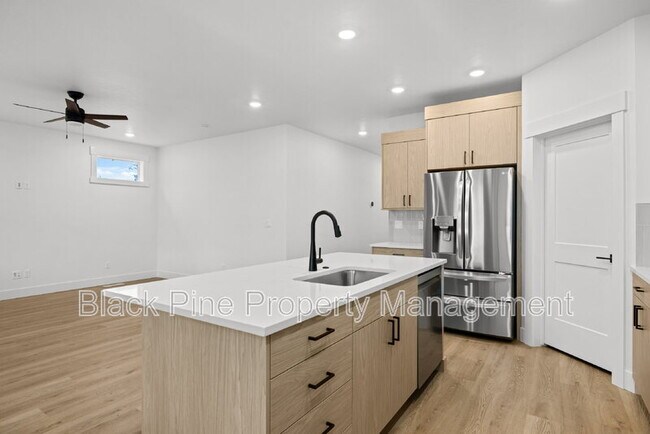 Building Photo - 4642 N Maple Grove Rd