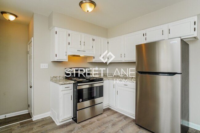 Building Photo - REDUCED!
