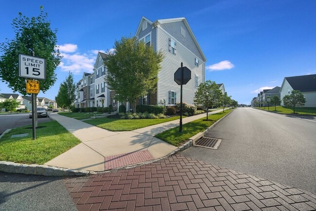 Building Photo - Luxury 3 Bedroom 4 Bath Townhome in Atwate...