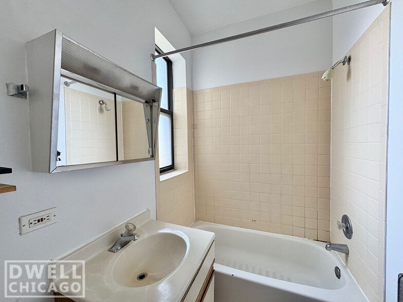 Building Photo - 1540 N Kedzie Ave