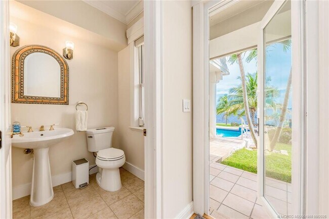 Building Photo - 901 SE Riverside Dr