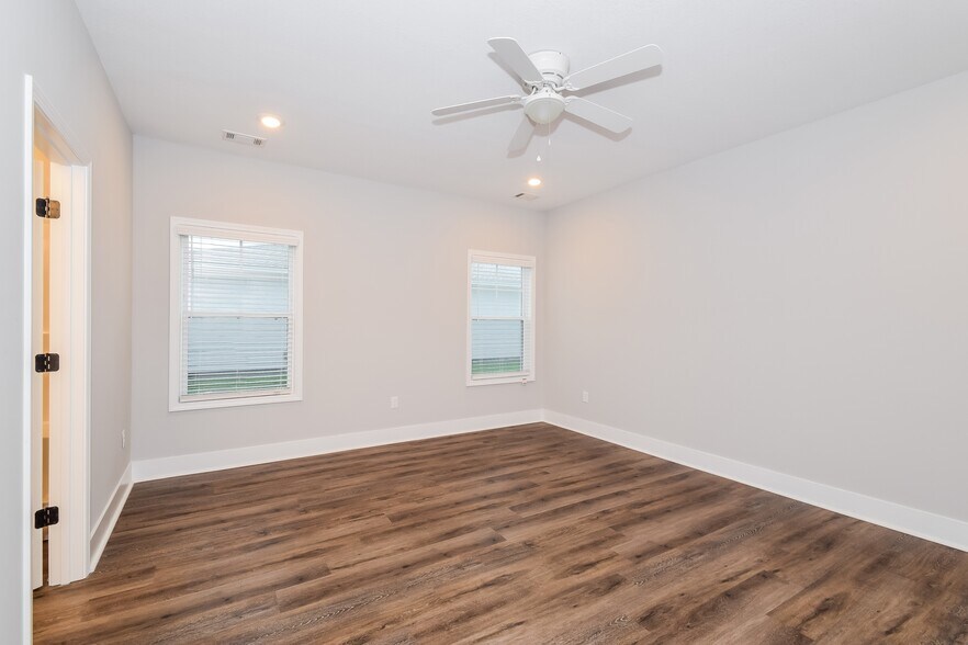 Building Photo - 1037 Autumns Wood Cir E