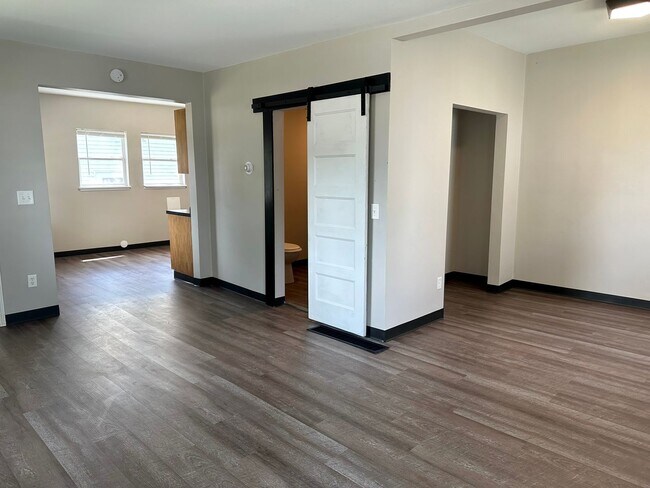Building Photo - $1,175 | 1 Bedroom 1 Bath | Studio House | W&D | Fenced Yard | Central A/C