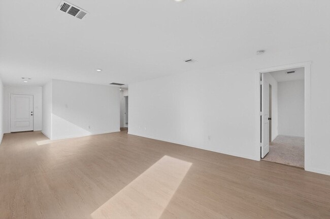 Building Photo - 3 Bedroom, 2 Bath Single-Story Lennar Home in Eastland Community