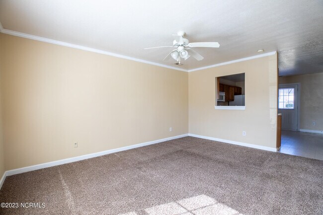 Building Photo - 305 Ashwood Dr