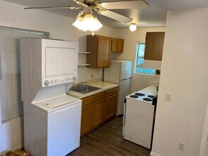 Building Photo - 2nd Floor Unit, 1 Bedroom, 1 Full Bathroom...