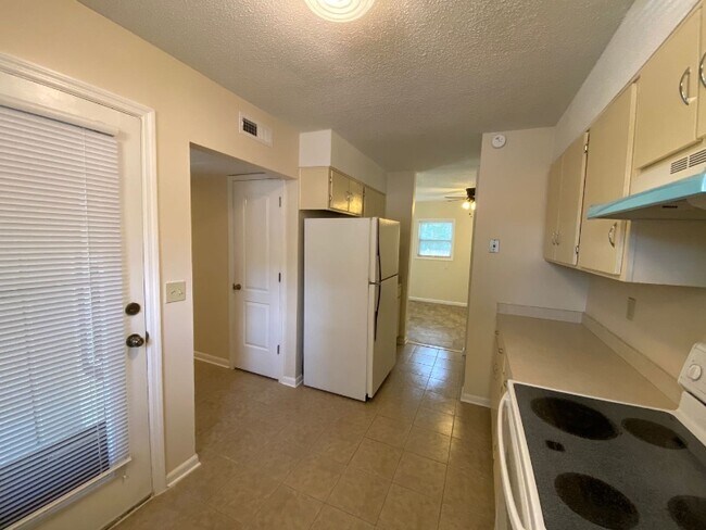 Building Photo - 449 Hickory Hill Dr