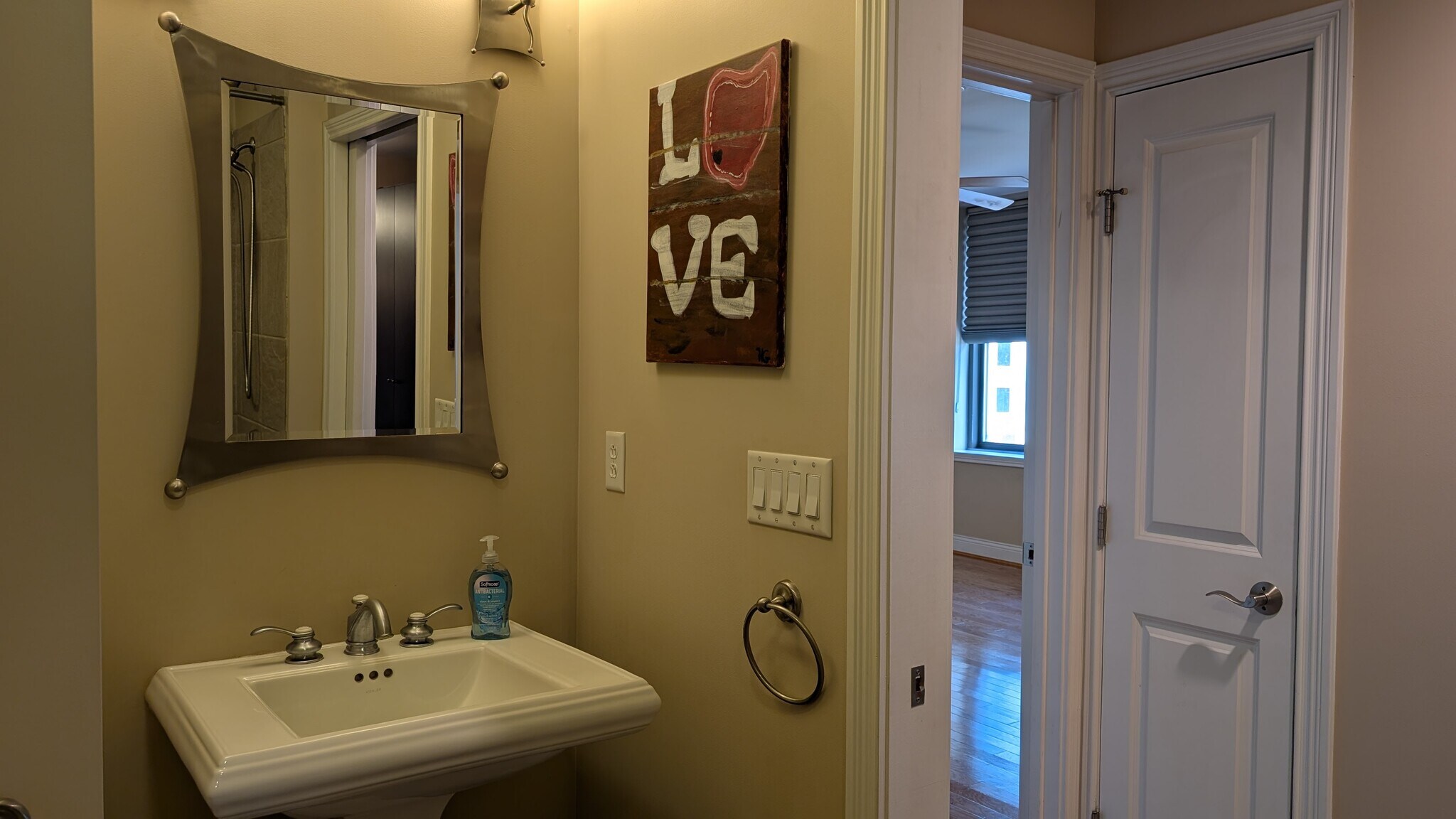 Guest Bathroom (Full Bath) - 30 East Central Pky