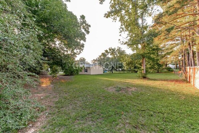 Building Photo - Charming 3 Bedroom in Raeford!