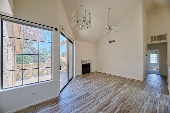 Building Photo - 2 Bed / 2 Bath Condo with Garage in Centra...