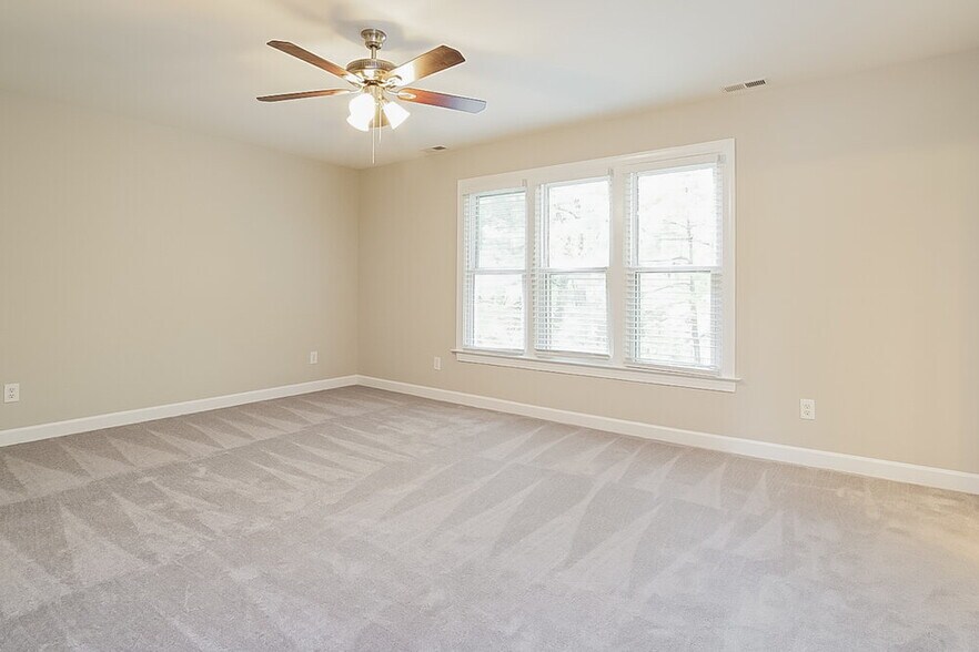 Building Photo - 900 Birkdale Dr