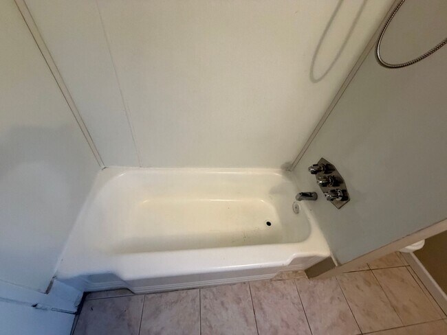 Building Photo - Affordable 3 BD 2 BA house in SW Bakersfield on a corner lot