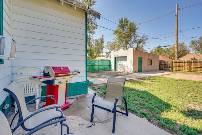 Building Photo - 2509 E Routt Ave