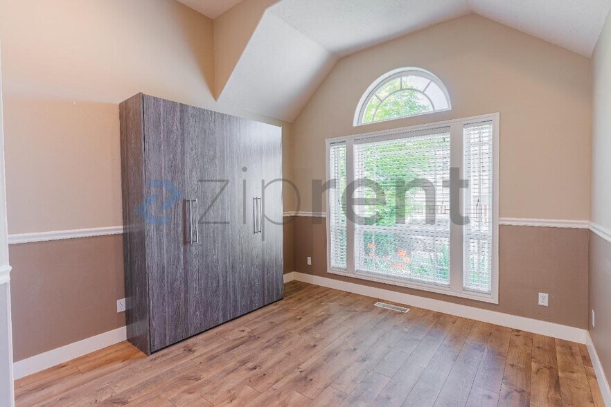 Building Photo - Unit