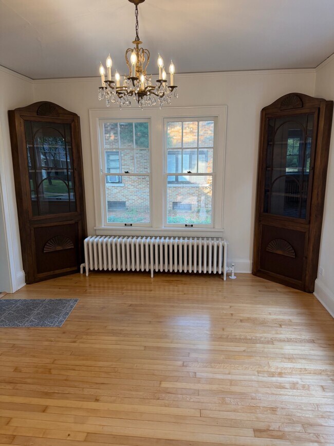 Building Photo - 321 Roosevelt Ave
