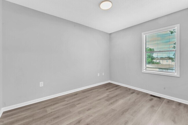 Building Photo - *NEWLY RENOVATED* 2 Bedroom Townhouse in D...
