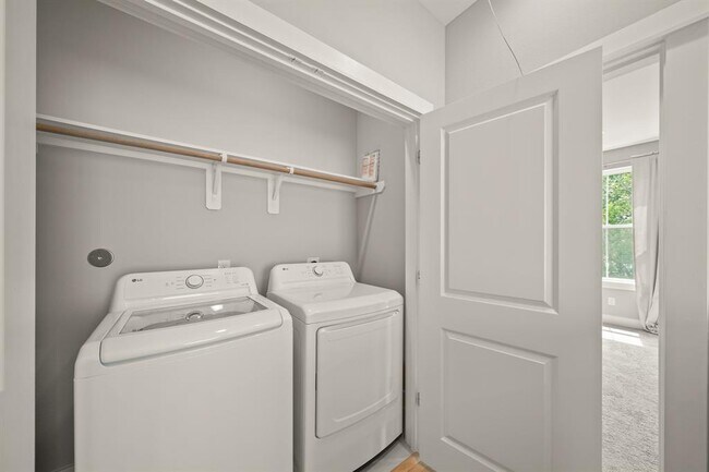 Building Photo - 823 Woodcrest Dr