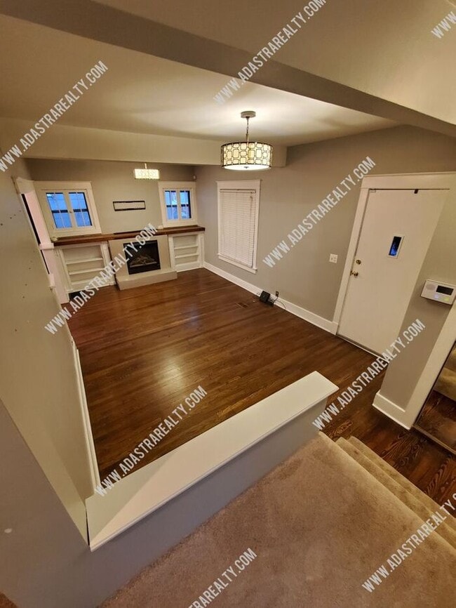 Building Photo - Beautiful Home in West Plaza-Available in AUGUST!!