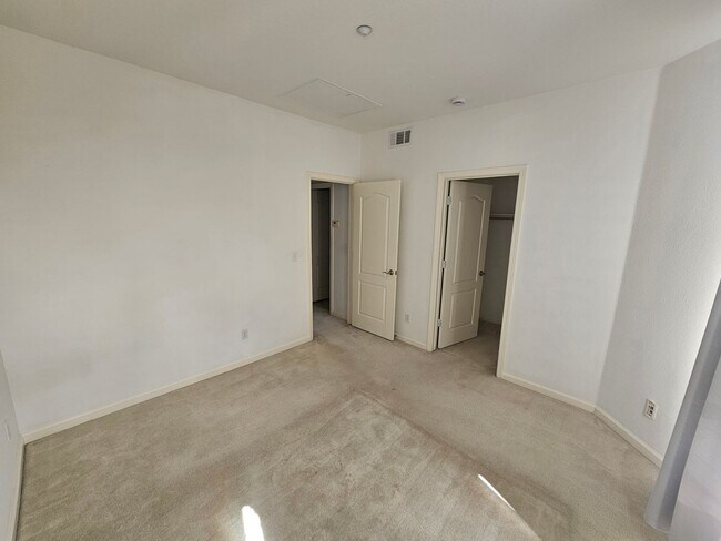 Building Photo - Modern, Private 2 Bed/2 Bath Condo with At...