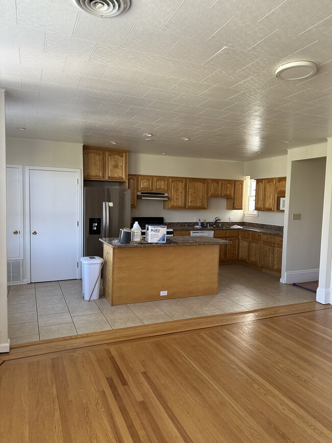 Kitchen Eating Area, Center Work Island with Seating for 36" Bar Stools,Microwave, D/W, Gas Stove /O - 1271 10th Ave