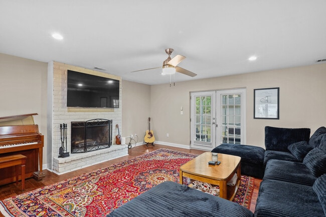 Building Photo - Spacious 4-Bedroom, 2.5-Bath Home E Duffy