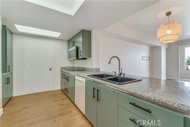 Building Photo - 850 E Ocean Blvd