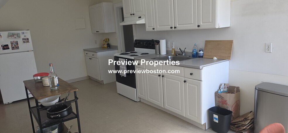 Building Photo - 25 Brackett St