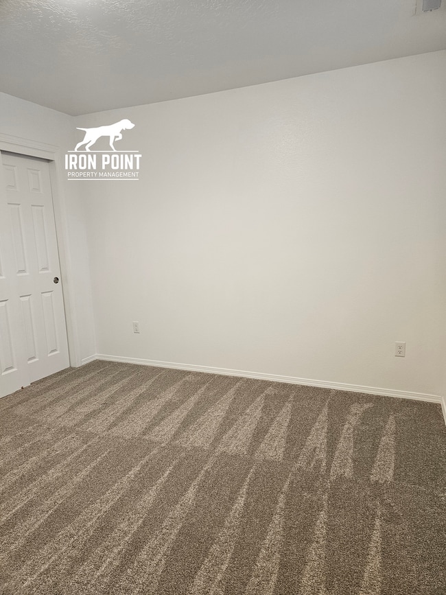 Building Photo - *$500 off your first months rent!* Move-in Ready Home w/new paint & flooring throughout, 2 car ga...