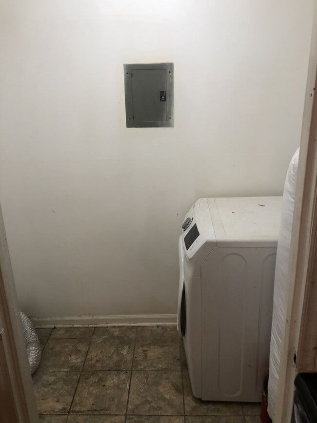 Building Photo - Carriage Hill Apartments