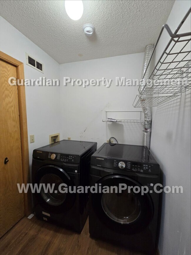 Building Photo - Plymouth Town Home, loft and private patio, master walk-in closet, Available Now!
