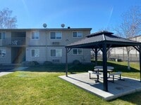 Building Photo - The “Everything’s Nearby” Apartment!