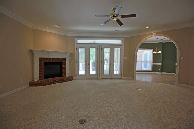 Building Photo - 212 North Cir