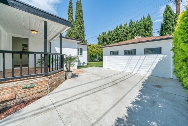 Building Photo - 136 N Hamel Dr