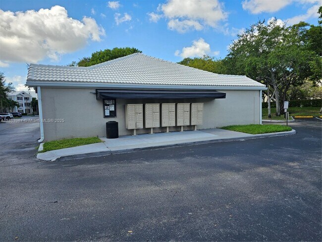 Building Photo - 2811 N Oakland Forest Dr