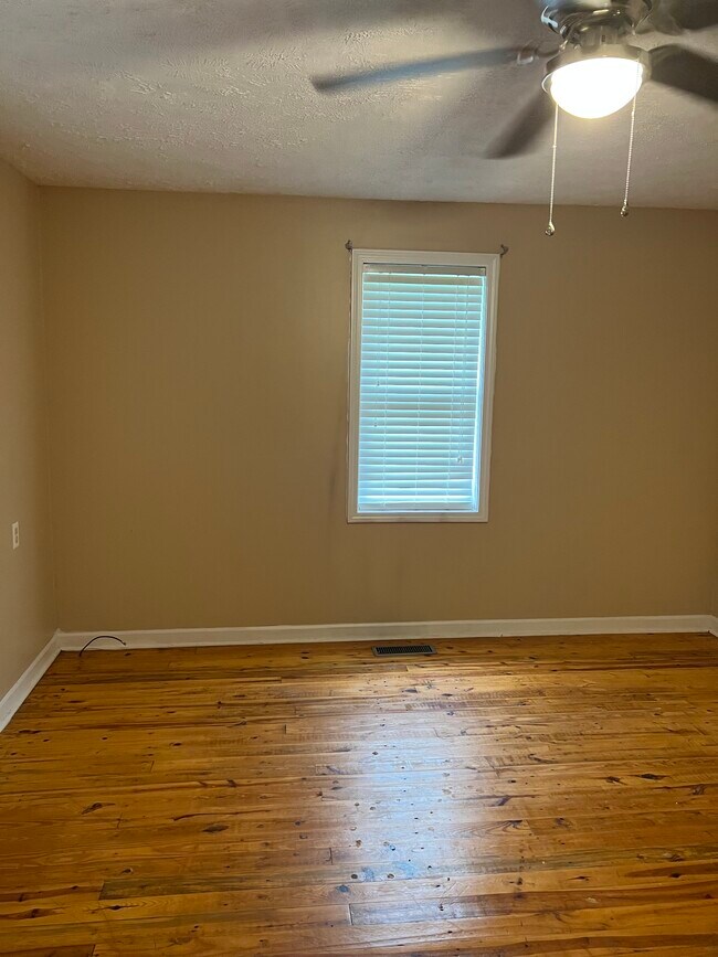 Building Photo - 341 W Main St