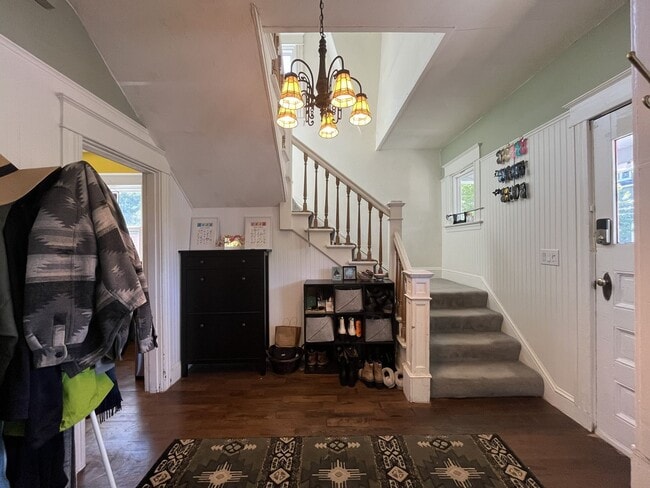 Building Photo - Warm and Welcoming Portland Home with Classic Charm, Modern Kitchen & Outdoor Deck
