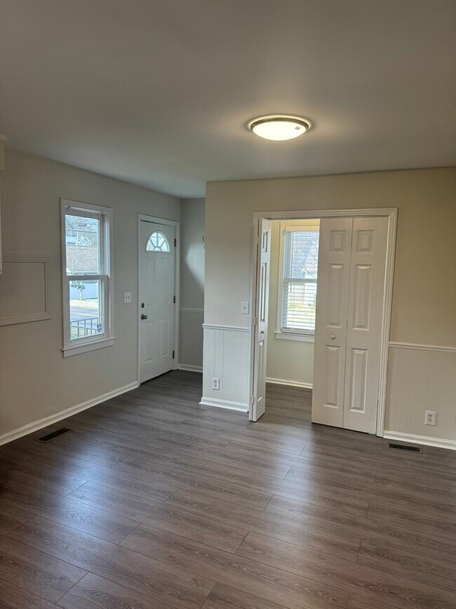 Building Photo - 2909 Clifton Ave