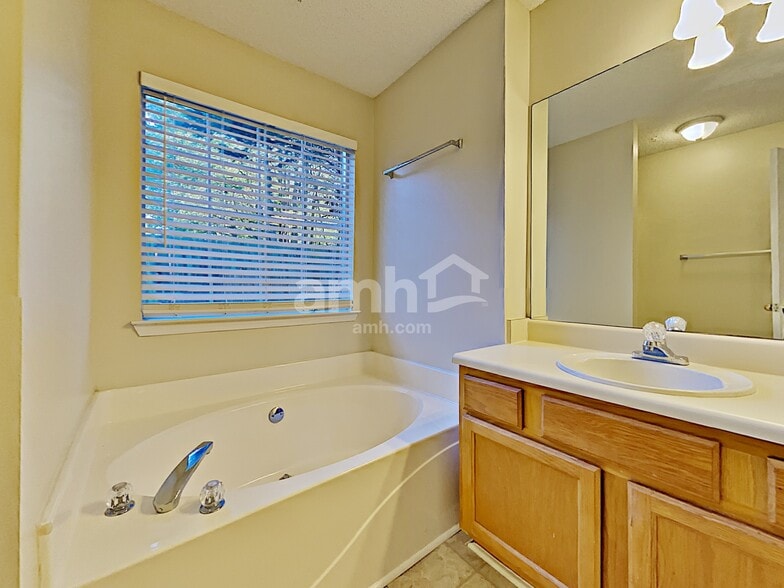 Building Photo - 4457 Grove Dr NW