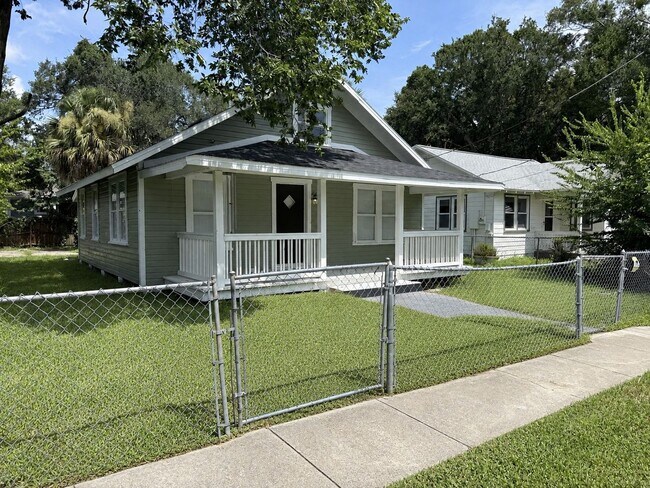 Building Photo - 140 Kingston Ave