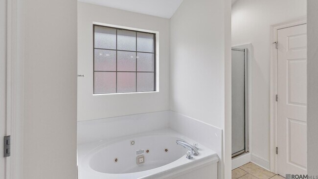 Building Photo - 12237 Spring Valley Dr