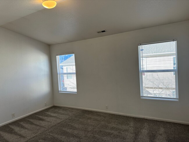 Building Photo - SPACIOUS 3BD/2.5BA TOWNHOME at THE BLUFFS ...