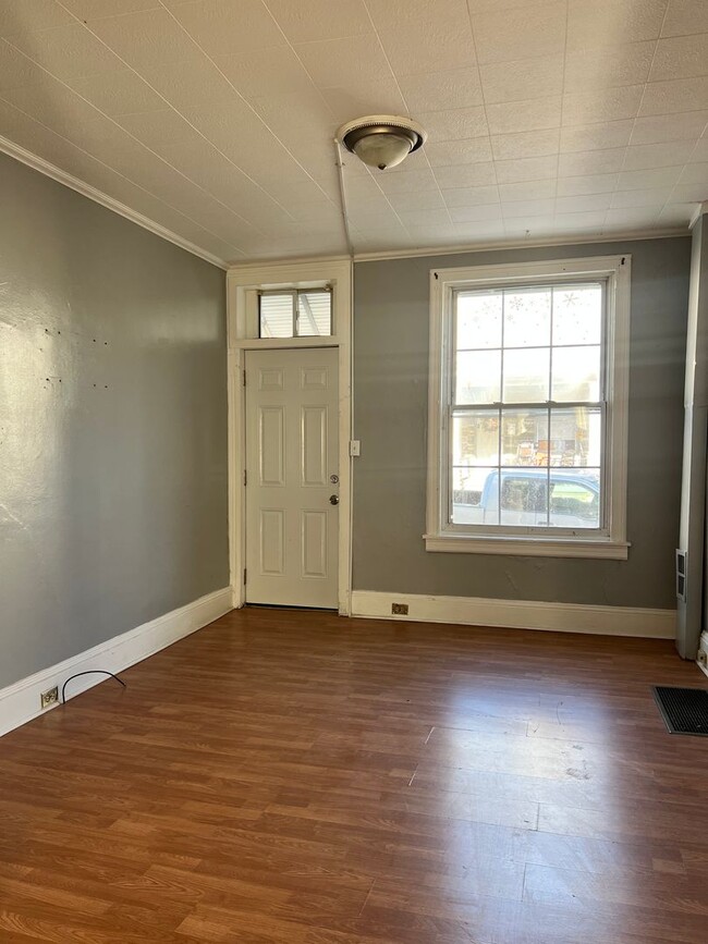 Building Photo - 3 Bedroom 1 Bath Available for Rent