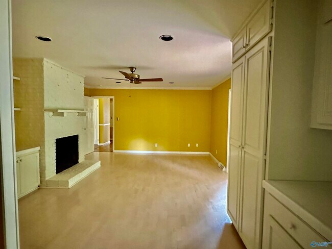 Building Photo - 4010 Medford Dr SE