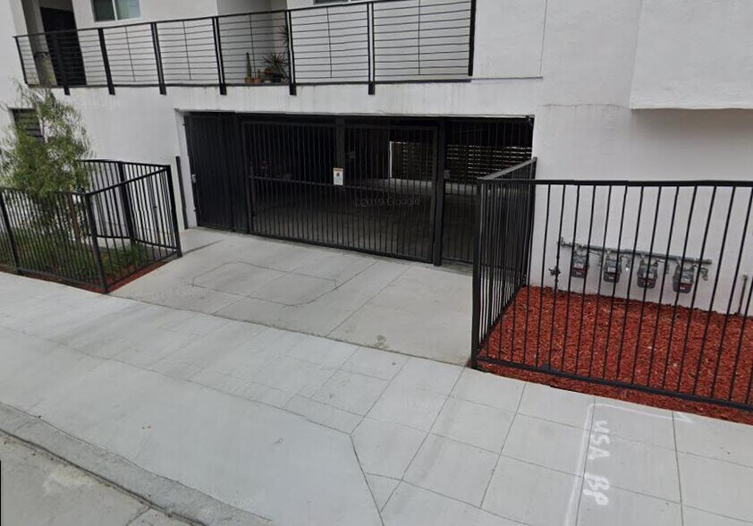 Gated parking area - 3722 Florida St