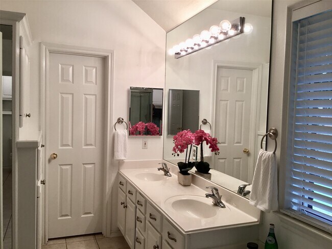 Building Photo - 114 N Queenscliff Cir